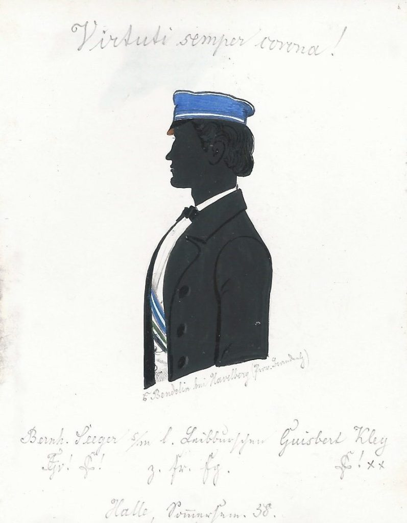 Bernhard Seeger wurde am 6. Mai 1836 in Bendelin (heute Gemeinde Plattenburg) in der Priegnitz geboren. Er war der älteste Sohn des Pfarrers Johann Ludwig Christian Seeger. Sein Studium begann er in Berlin, wo er 1858 in die Guestphalia recipiert wurde. Bald wechselte er nach Halle und wurde im selben Jahr bei Saxonia aktiv. Er schloss sein Studium ab, wurde promoviert und heiratete am 19. Mai 1865 Anna Wilhelmine Johanna Wettich. Zu dieser Zeit war er praktischer Arzt zu Havelberg, wo er als Geheimer Sanitätsrat 1905 verstarb. Über der Darstellung findet sich der Wahlspruch der Saxonia „Virtuti semper corona!“, darunter die Herkunftsangabe „[aus] Bendelin bei Havelberg (Prov. Brandenbg)“ und die Widmung „Bernh. Seeger [Z!] [Z!] s/m l. Leibburschen Guisbert Kley [Z!] xx z. fr. Eg. Halle, Som̄ersem. 58.“ Interessanterweise trägt er das CB-Band der Guestphalia und dennoch das Renoncenband der Saxonia. Möglicherweise war seine Aktivität in Berlin zu kurz um ihn direkt zu recipieren. Archiv des Corps Saxonia Konstanz