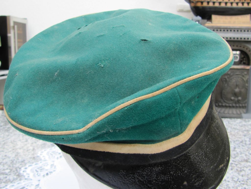 Mütze eines Heidelberger Guestphalen von 1935. Sechs Durchstiche von Landesvatern sind mit Name und Datum signiert: 1. Hans-Jürgen Engeling, Bergrat, 1932 im Corps Suevia Tübingen recipiert, KCL 1960, 129/946. 2. Bratto Freiherr v. Kleist, Dr. agr., Oldenburg i. O., 1931 im Corps Guestphalia Heidelberg recipiert, KCL 1960, 64/1137. 3. Hans-Heinrich Roeckner, Oberregierungsrat Düsseldorf, 1931 im Corps Guestphalia Heidelberg recipiert, KCL 1960, 64/1136. 4. Werner Schön, Dr. iur., Hamburg, 1931 im Corps Guestphalia Heidelberg recipiert, KCL 1960, 64/1139. 5. Carl-Otto Tewaag, Dr. iur., Bankdirektor Nürnberg, 1931 im Corps Guestphalia Heidelberg recipiert, KCL 1960, 64/1138 (Kleist, Roeckner, Schön und Tewaag waren Konaktive) 6. Gerhard v. Tempelhoff, Dipl.-Kfm., Oberstleutnant, 1929 im Corps Guestphalia Heidelberg recipiert, KCL 1960, 64/1128, 1972–1976 Büroleiter des Saarbrücker VAC-Vorstands (Fabry). Fotografie von Dr. Stephan Flechsig, 22. September 2021